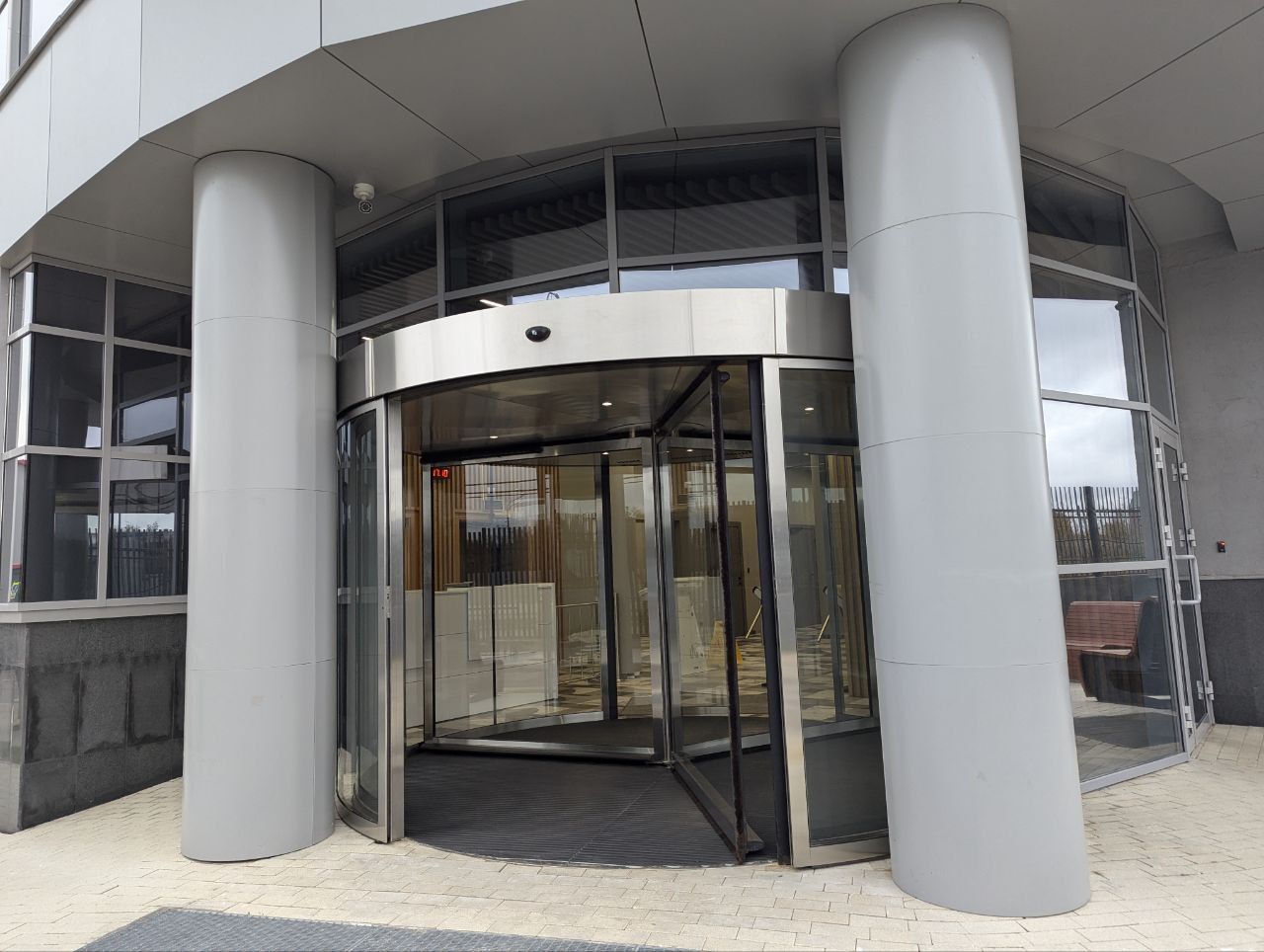 Автоматическая револьверная дверь